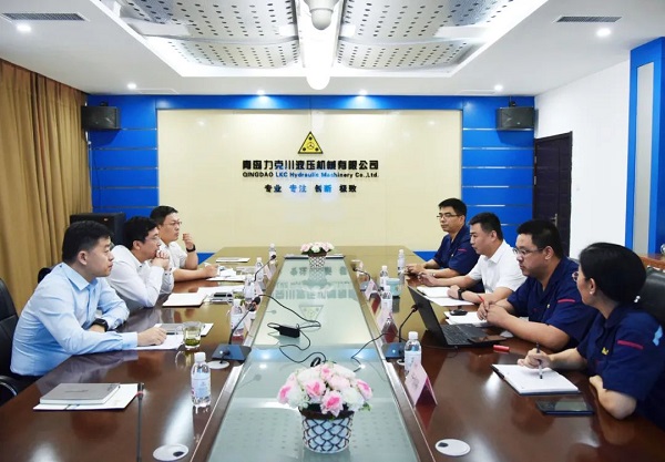 为高质量发展赋能！青岛高新区李天传主任至力克川液压调研2.jpg